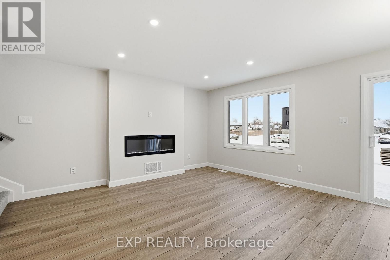 248 SUMAC CRESCENT STREET Image 9