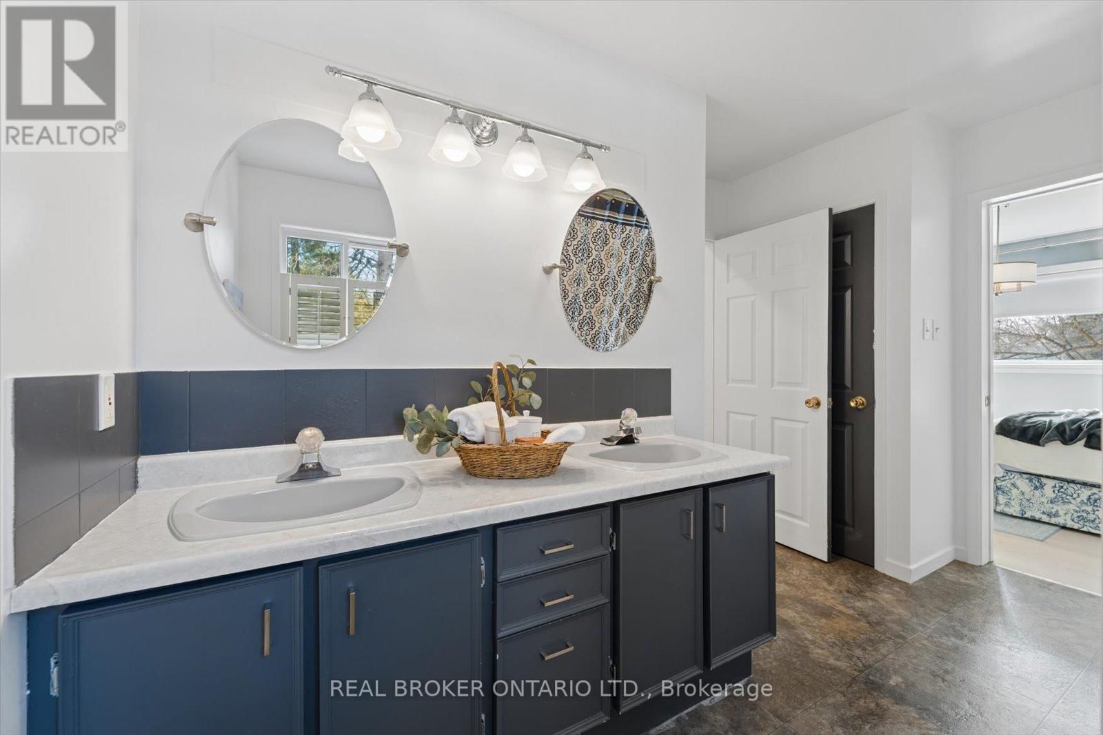 1449 CHAMPLAIN DRIVE Image 29