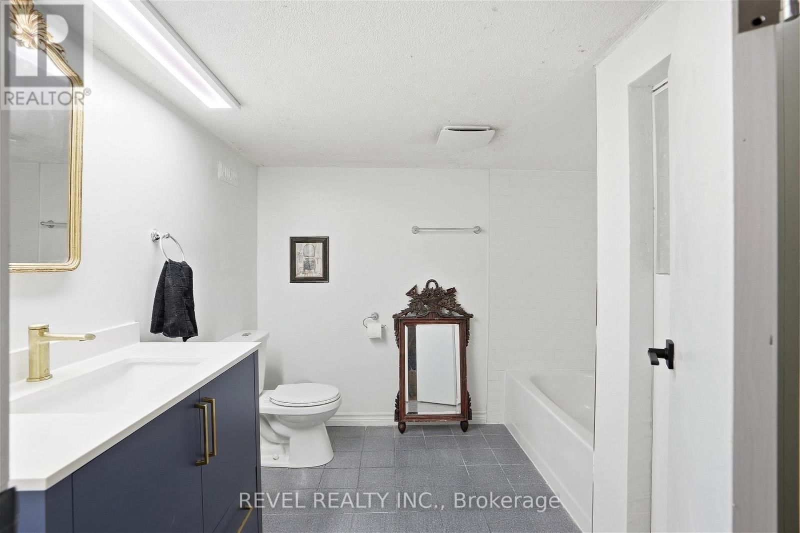 164 MACNAB STREET NORTH Image 25