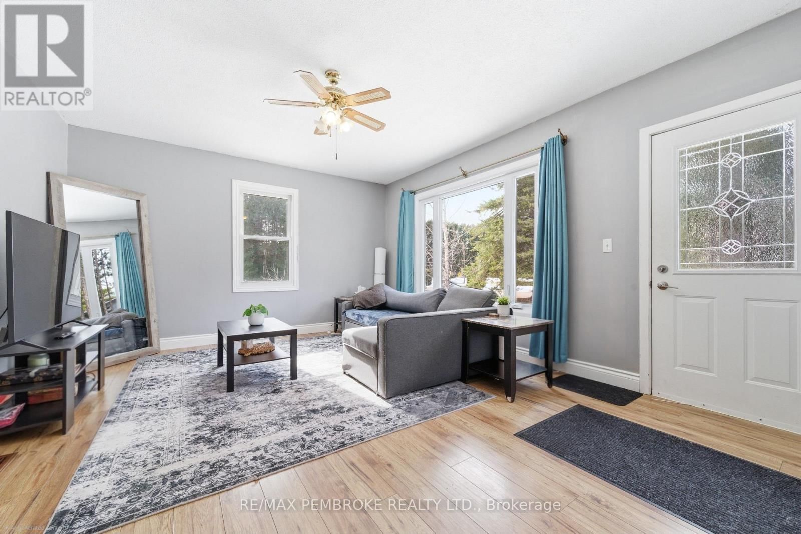 613 AIRPORT ROAD Image 4