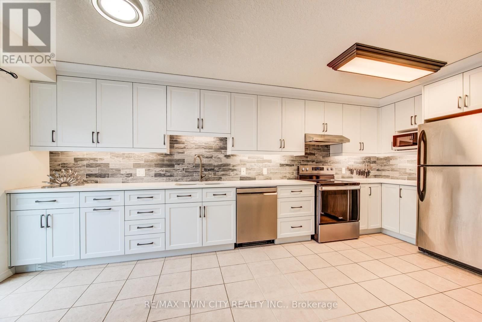 90 UDVARI CRESCENT SOUTH Image 16