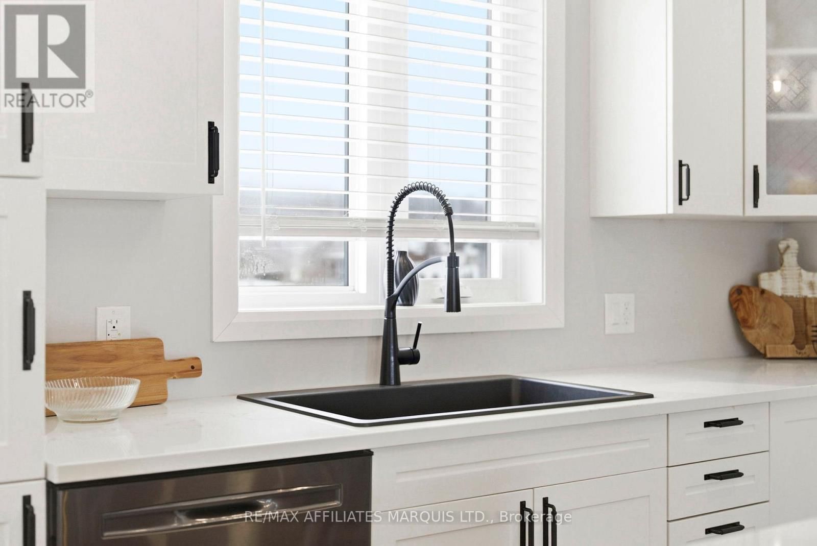 6836 JAMES CRESCENT Image 12