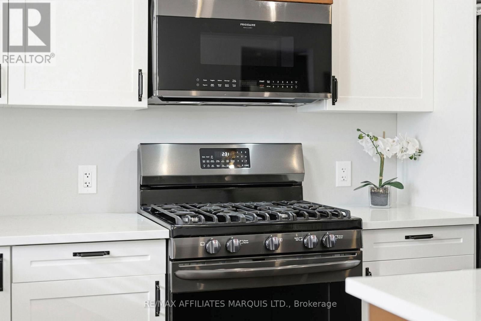 6836 JAMES CRESCENT Image 13