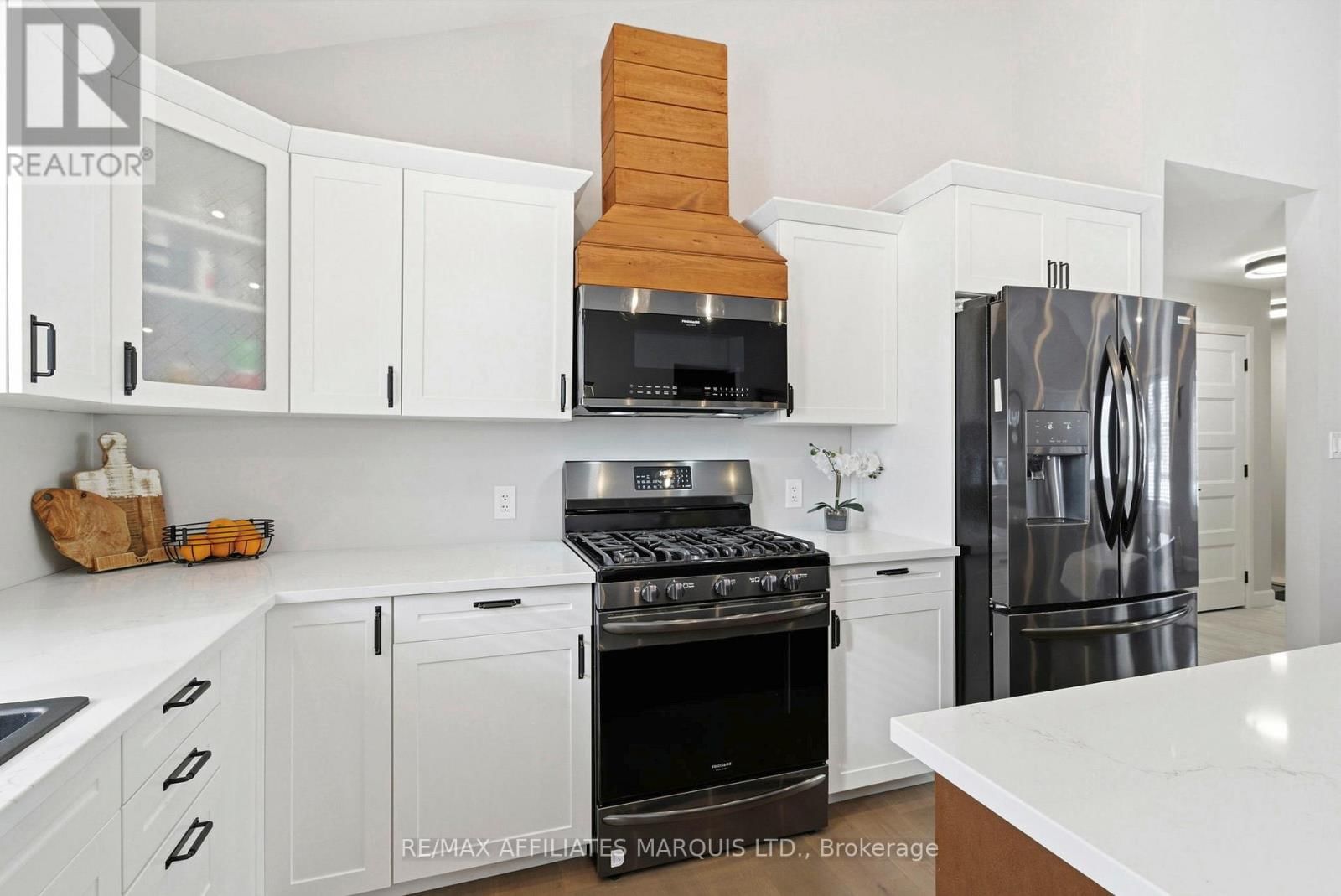 6836 JAMES CRESCENT Image 14