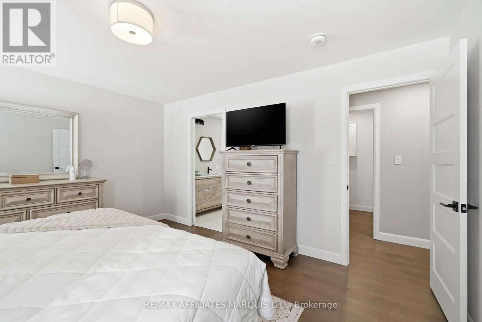 6836 JAMES CRESCENT Image 19