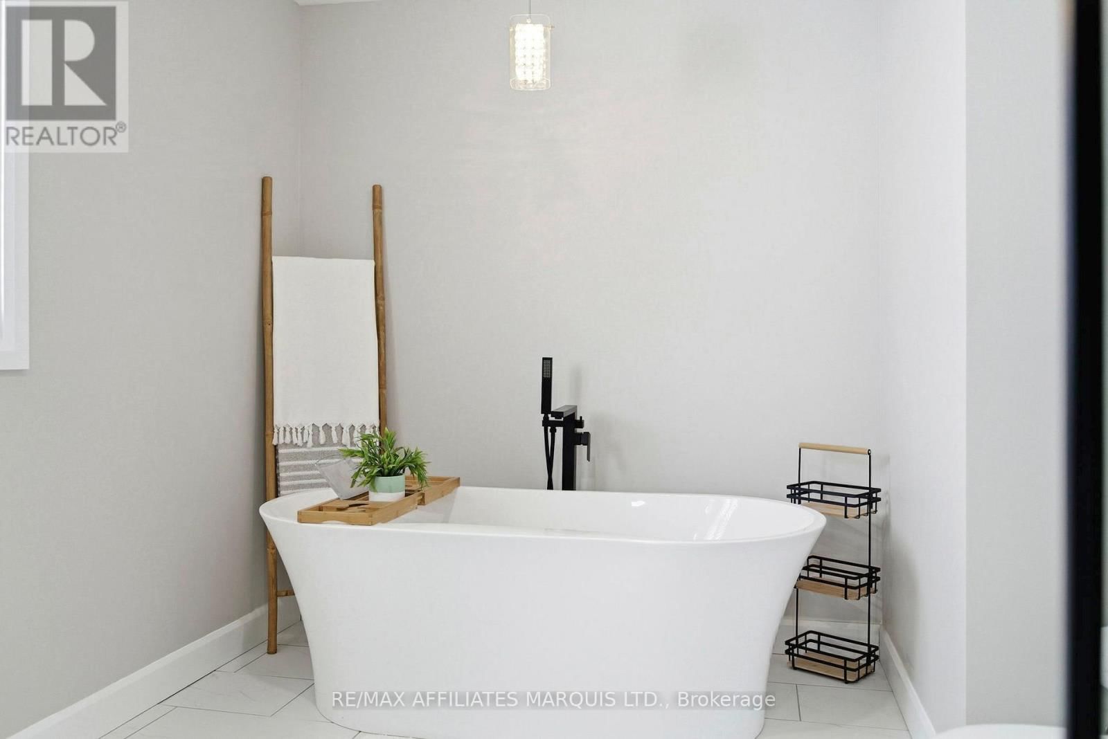 6836 JAMES CRESCENT Image 20