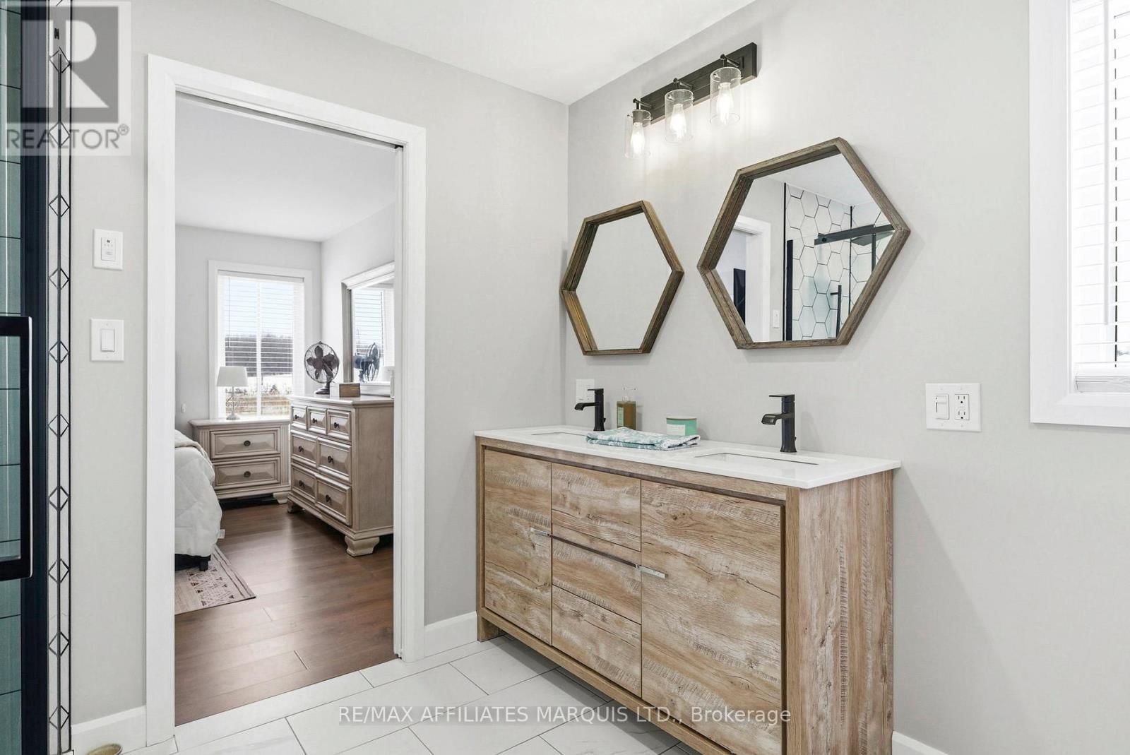 6836 JAMES CRESCENT Image 21