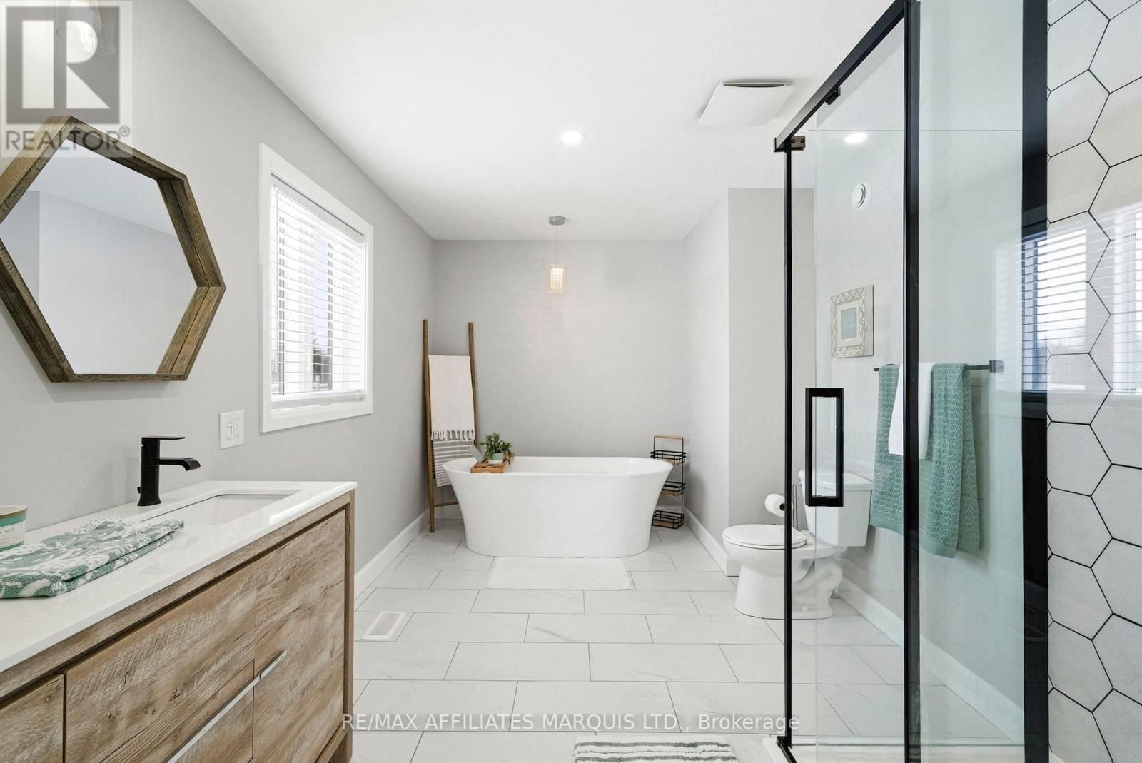 6836 JAMES CRESCENT Image 22