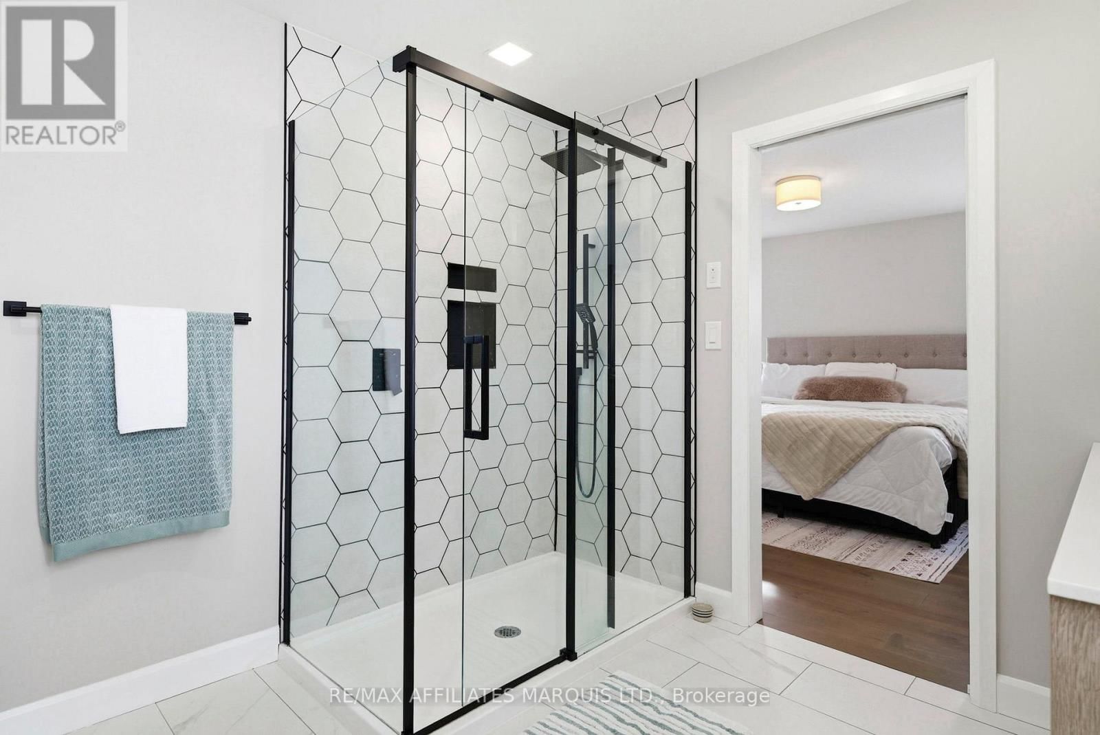 6836 JAMES CRESCENT Image 23