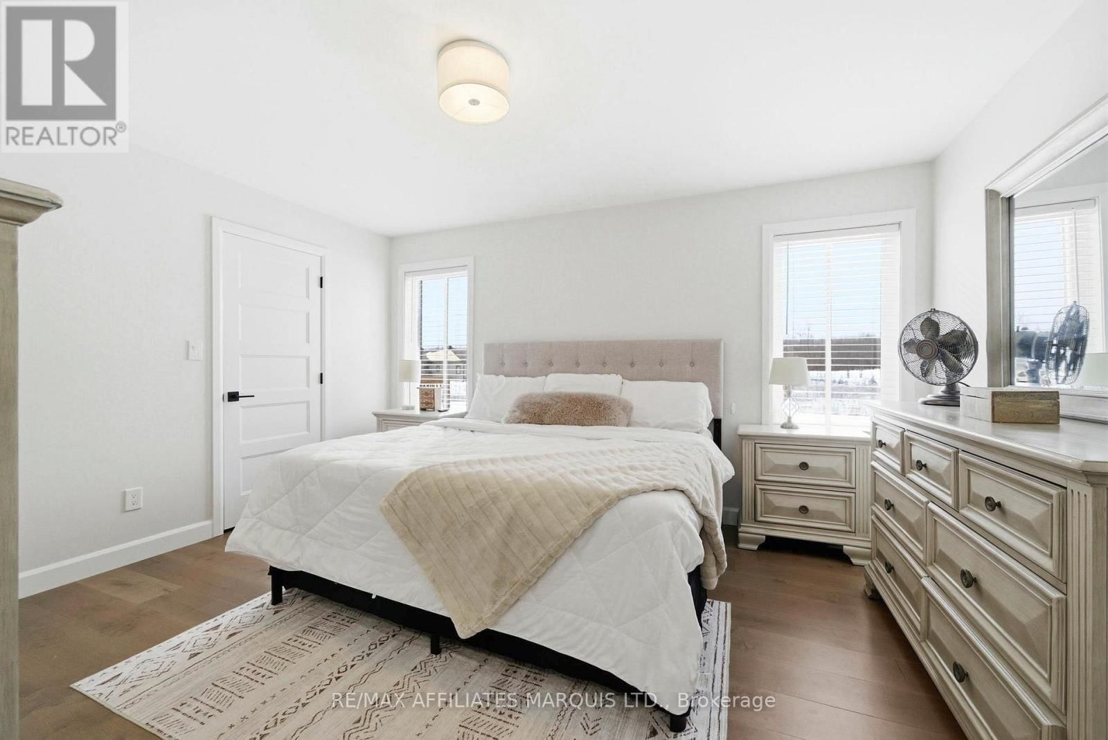 6836 JAMES CRESCENT Image 24