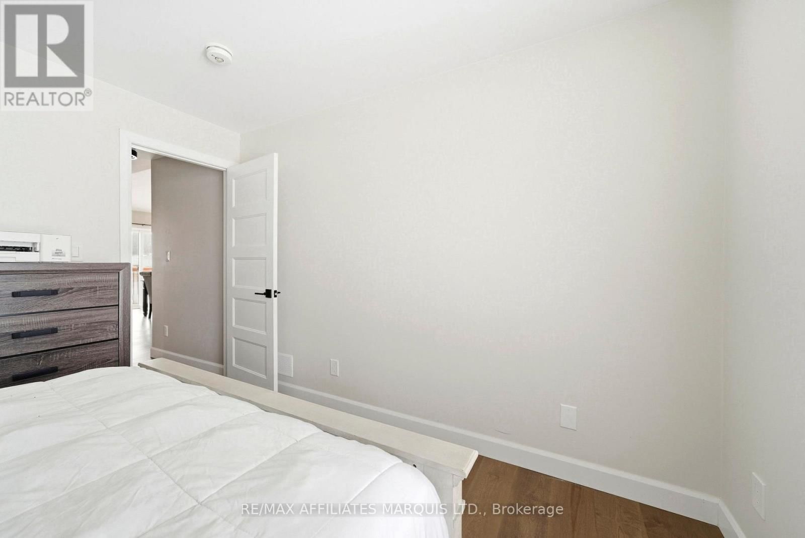 6836 JAMES CRESCENT Image 27