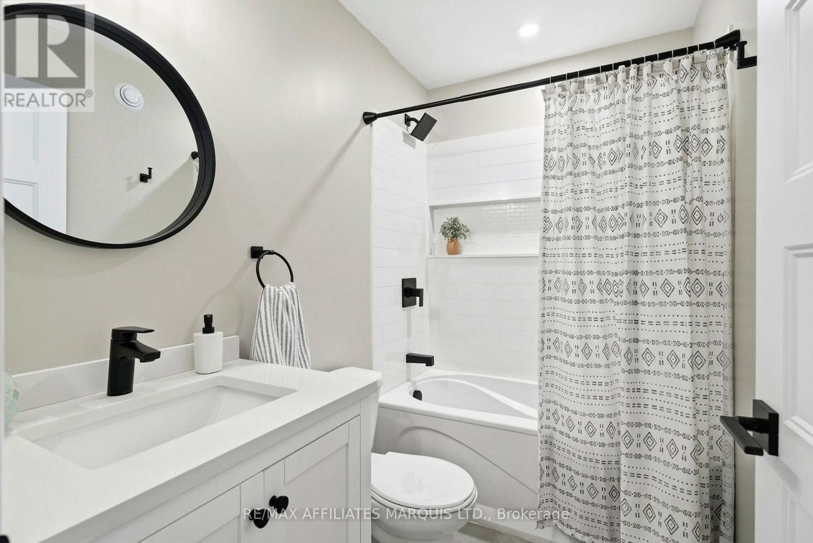 6836 JAMES CRESCENT Image 28