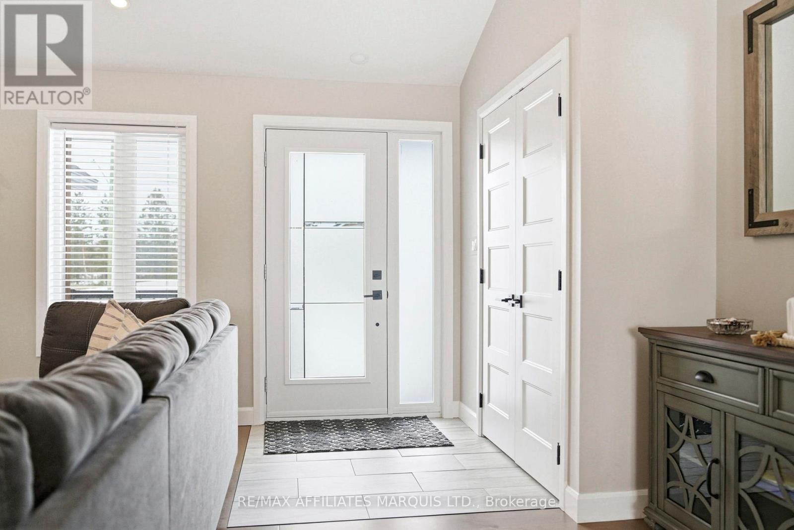 6836 JAMES CRESCENT Image 3