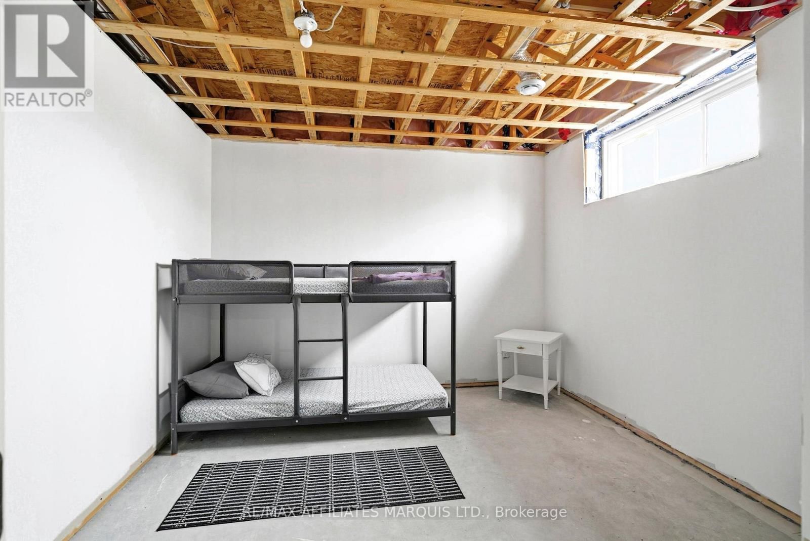 6836 JAMES CRESCENT Image 31