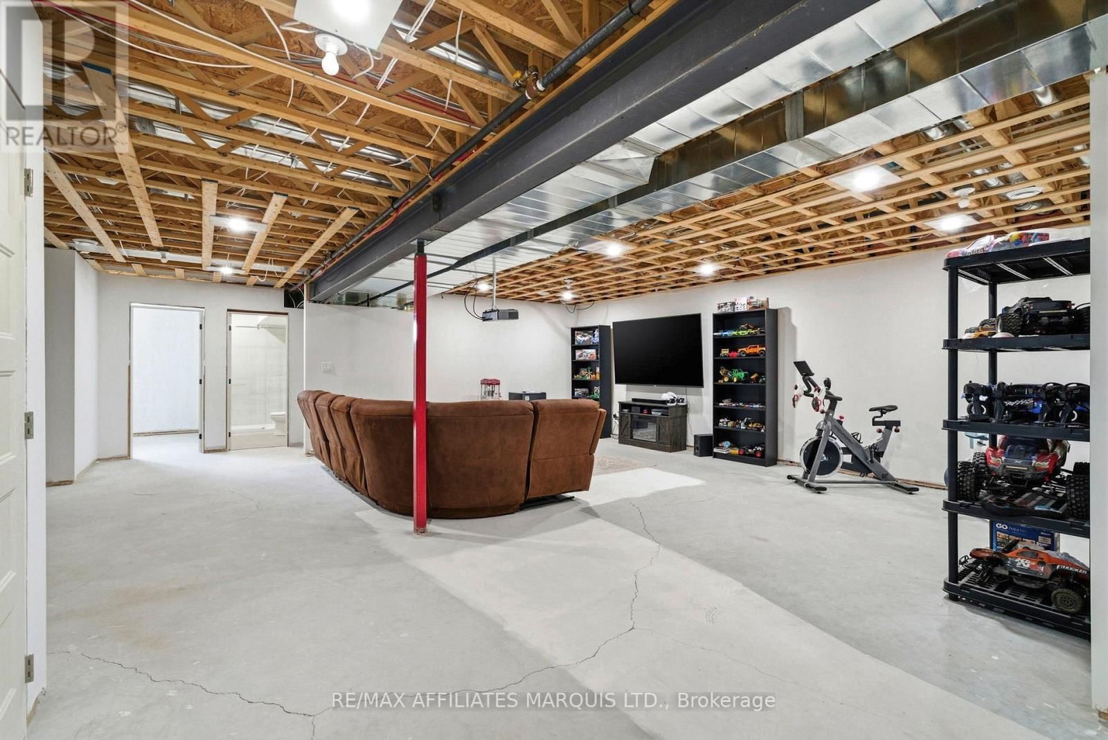 6836 JAMES CRESCENT Image 32