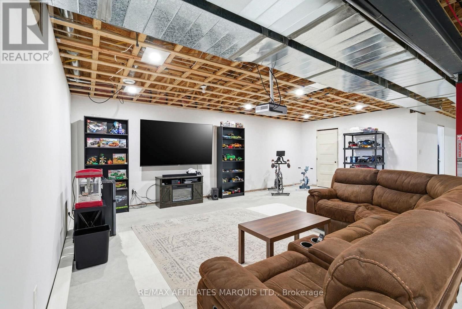 6836 JAMES CRESCENT Image 33