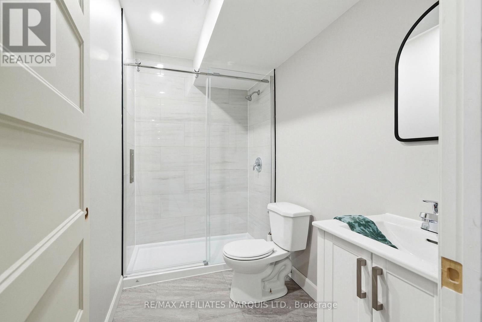 6836 JAMES CRESCENT Image 34