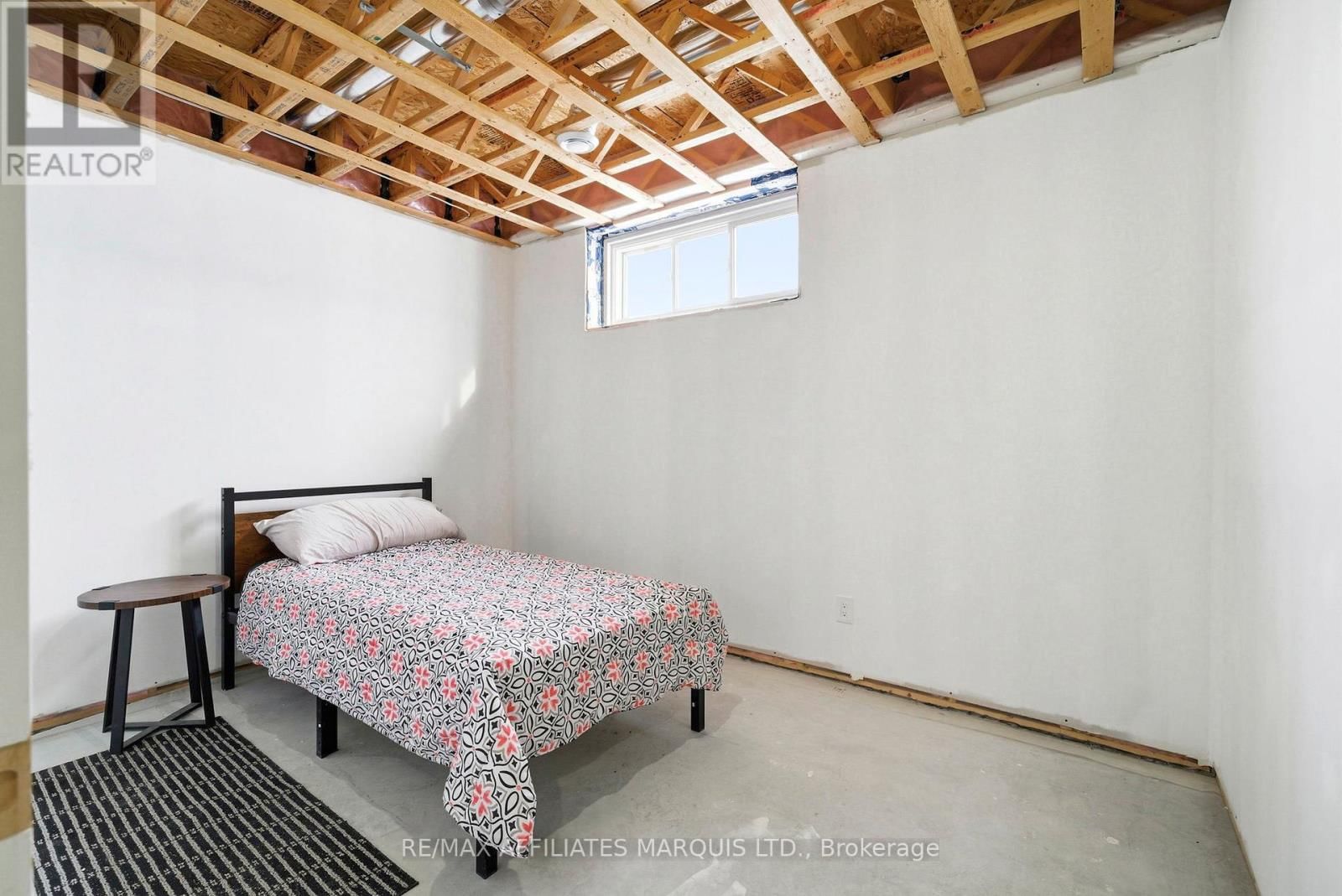 6836 JAMES CRESCENT Image 35