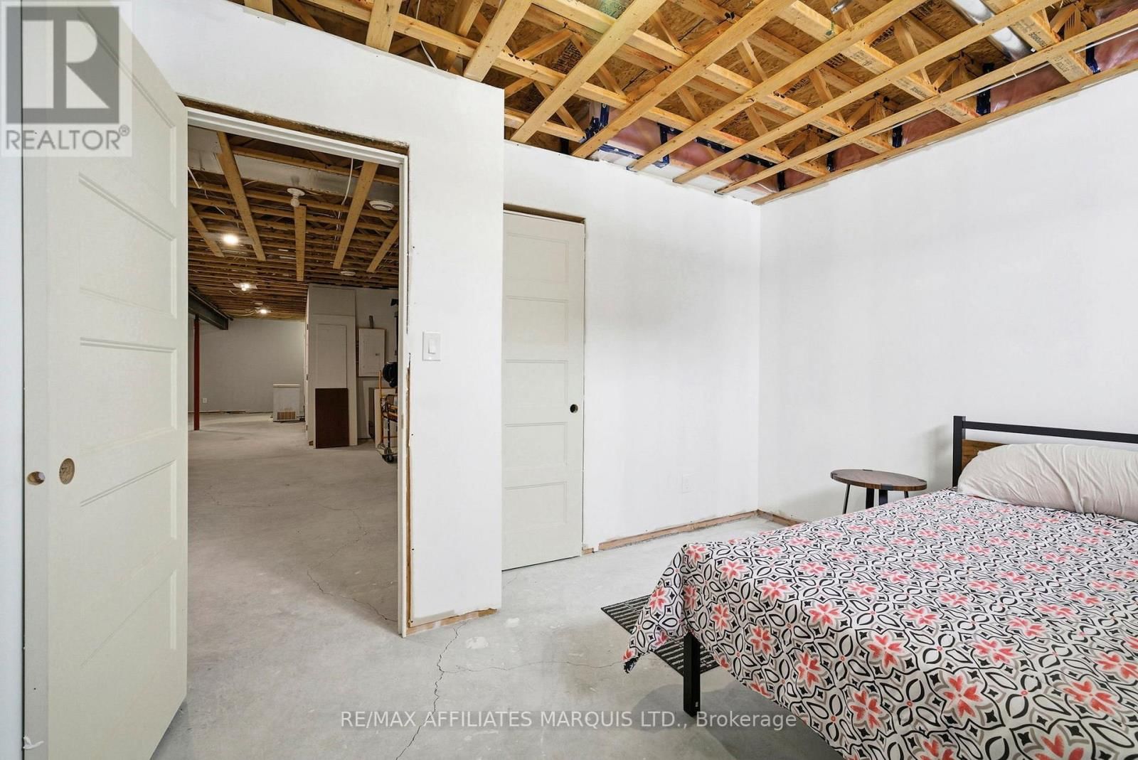 6836 JAMES CRESCENT Image 36