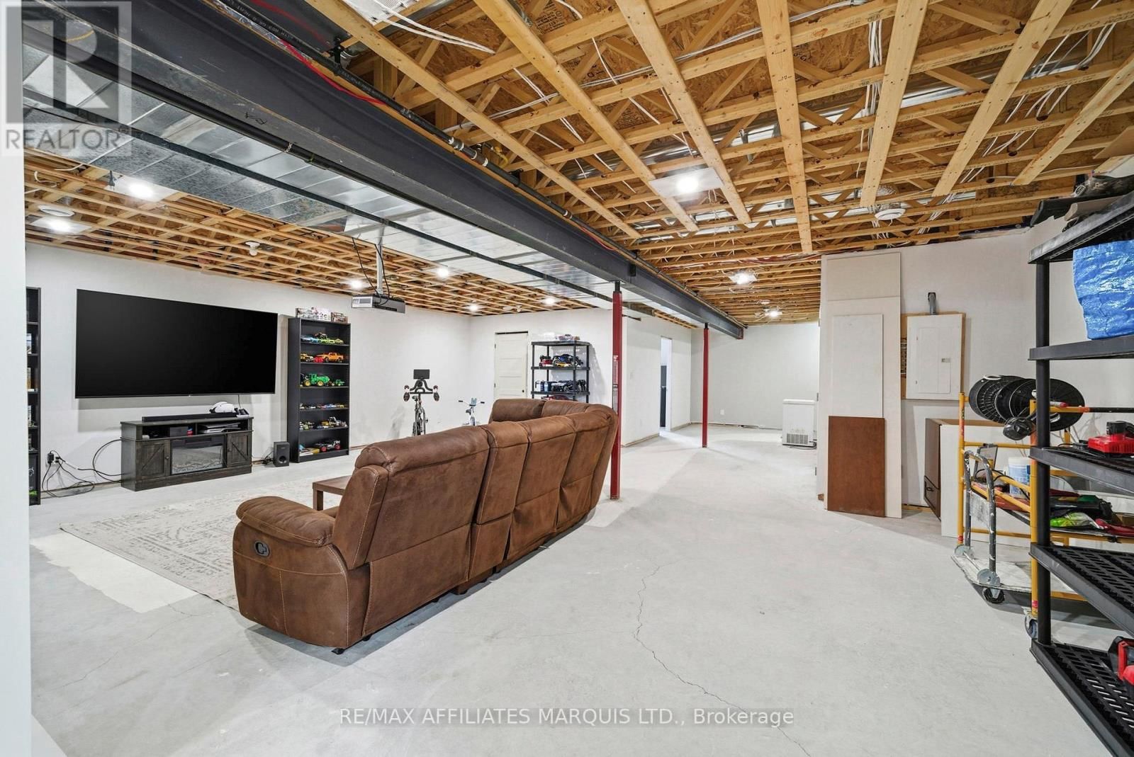 6836 JAMES CRESCENT Image 37