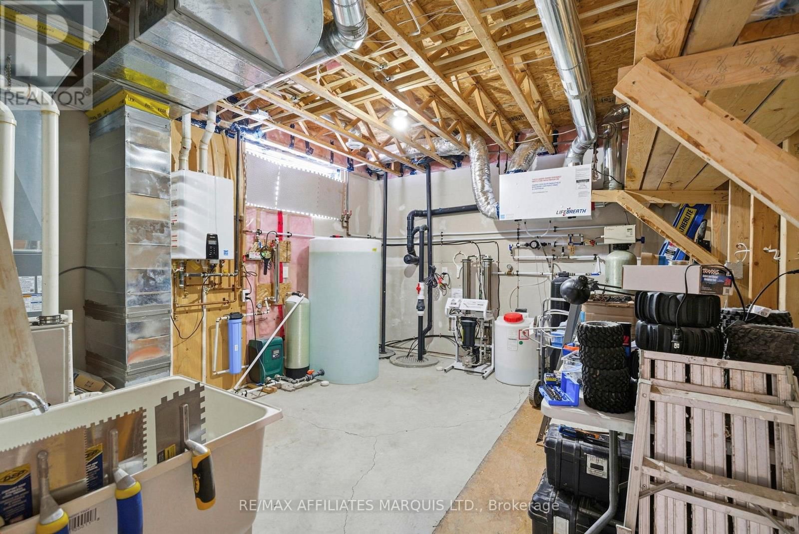 6836 JAMES CRESCENT Image 38