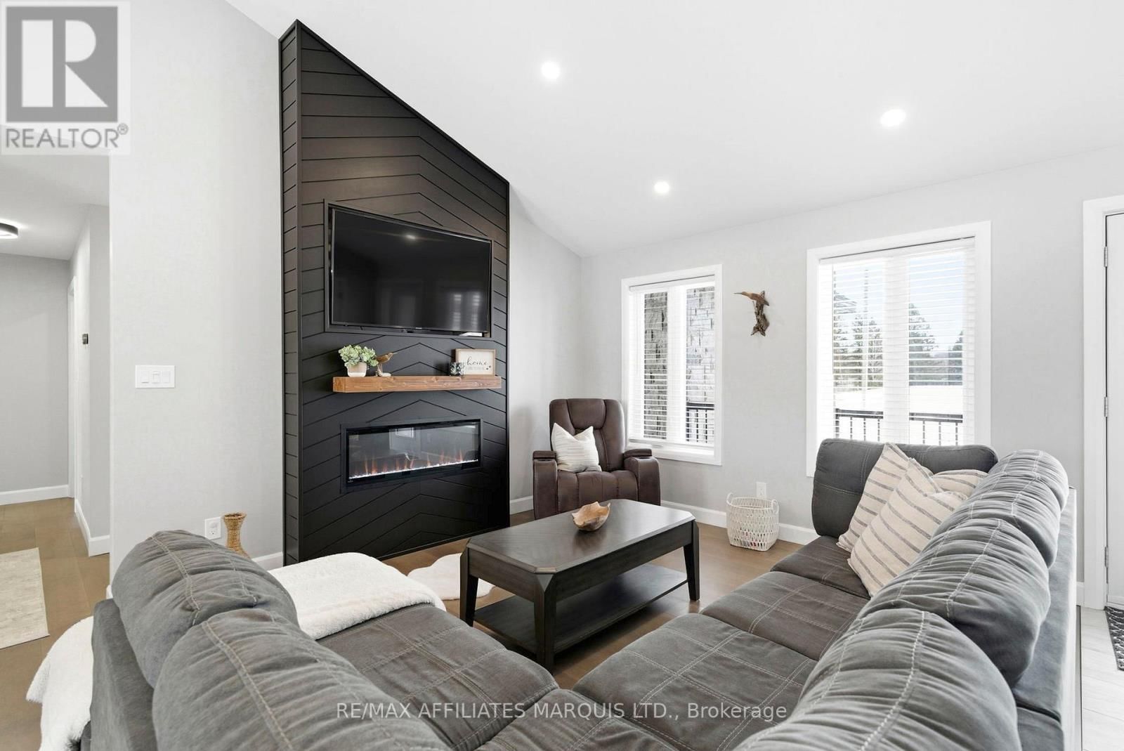 6836 JAMES CRESCENT Image 4