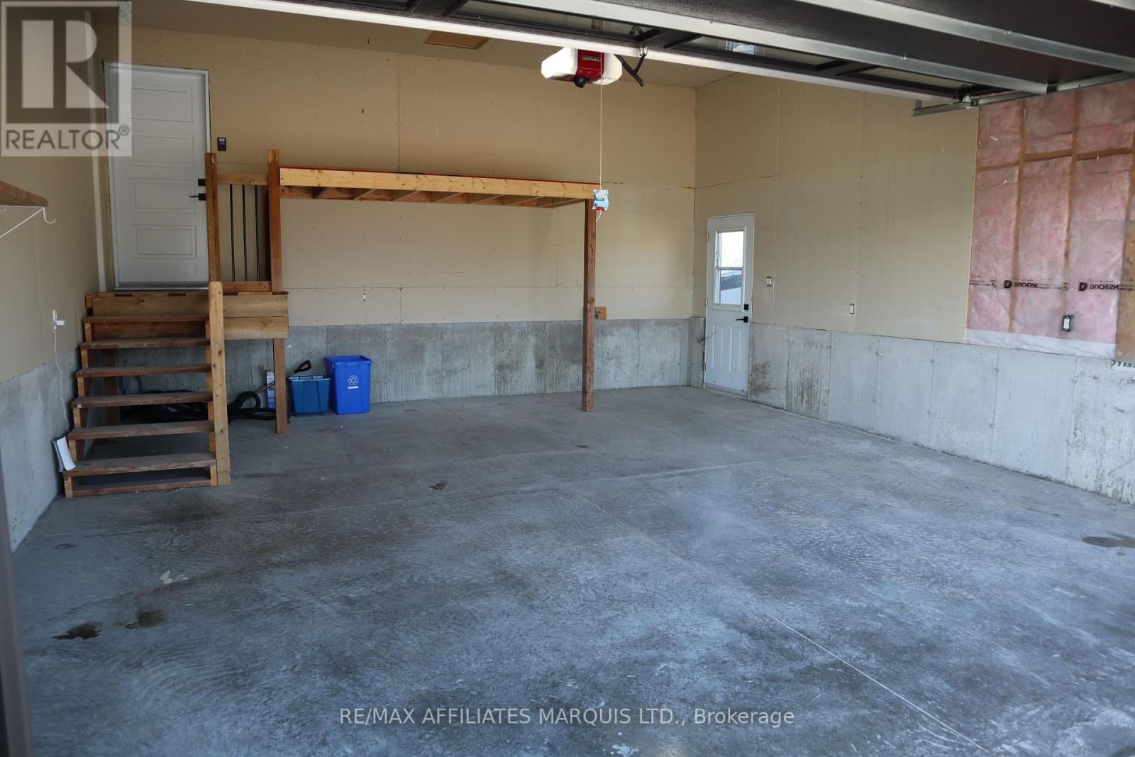 6836 JAMES CRESCENT Image 42