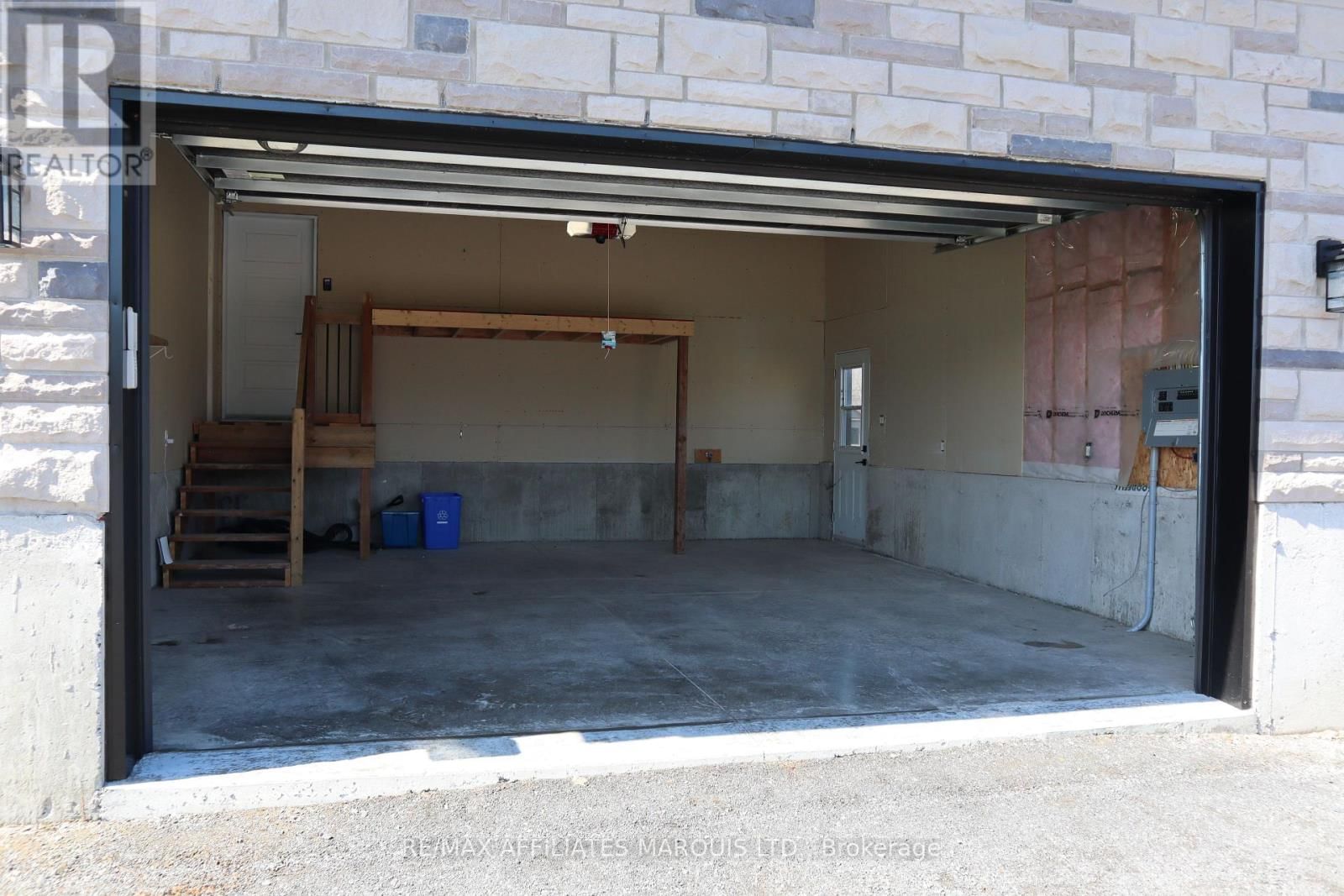 6836 JAMES CRESCENT Image 43