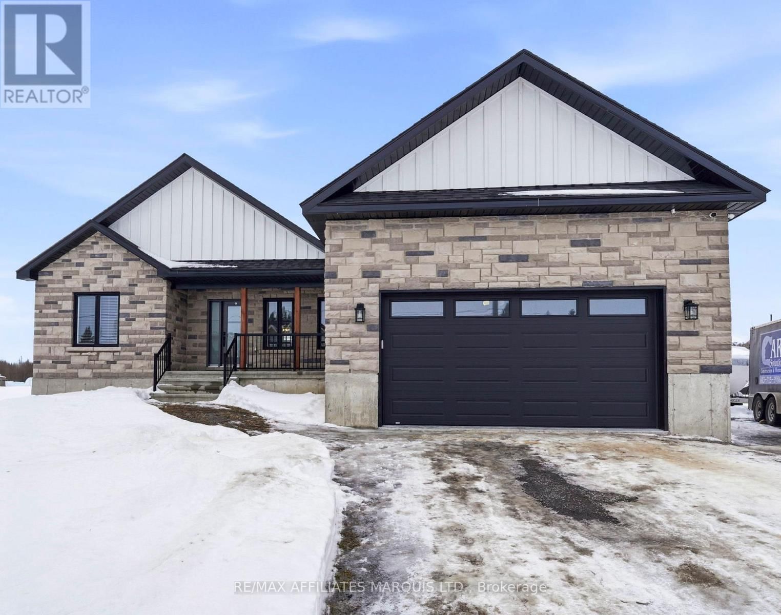 6836 JAMES CRESCENT Image 44