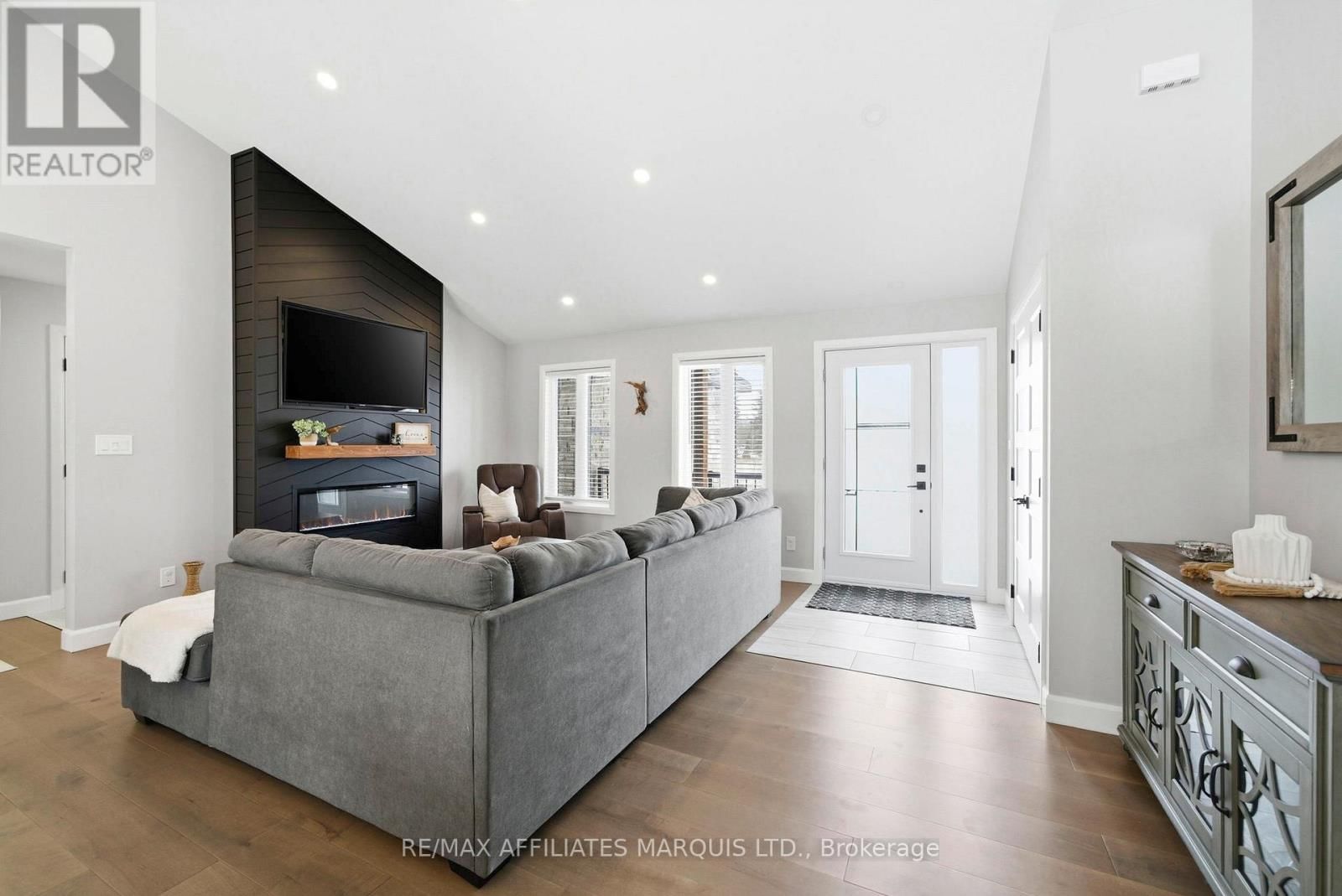 6836 JAMES CRESCENT Image 5