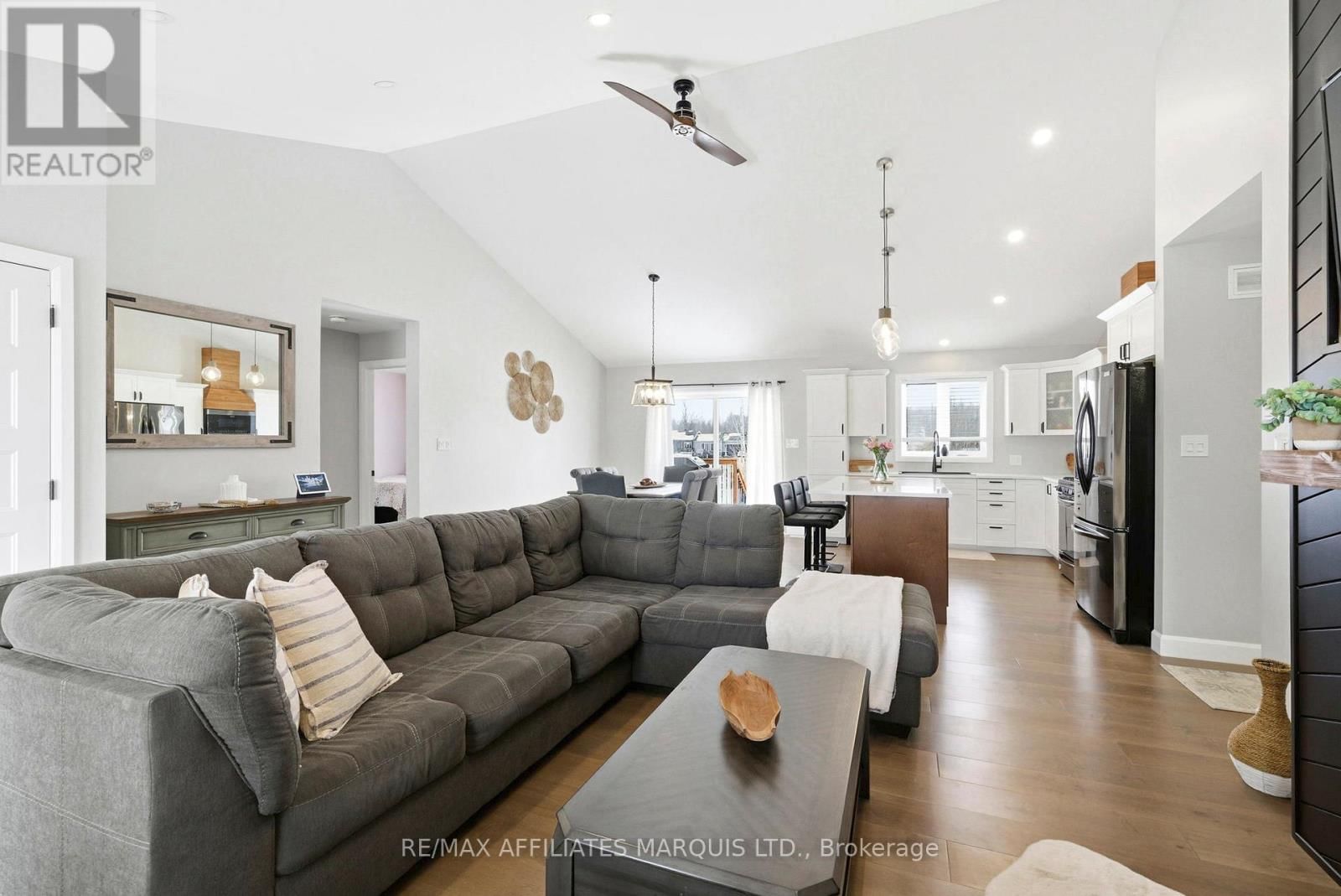 6836 JAMES CRESCENT Image 8