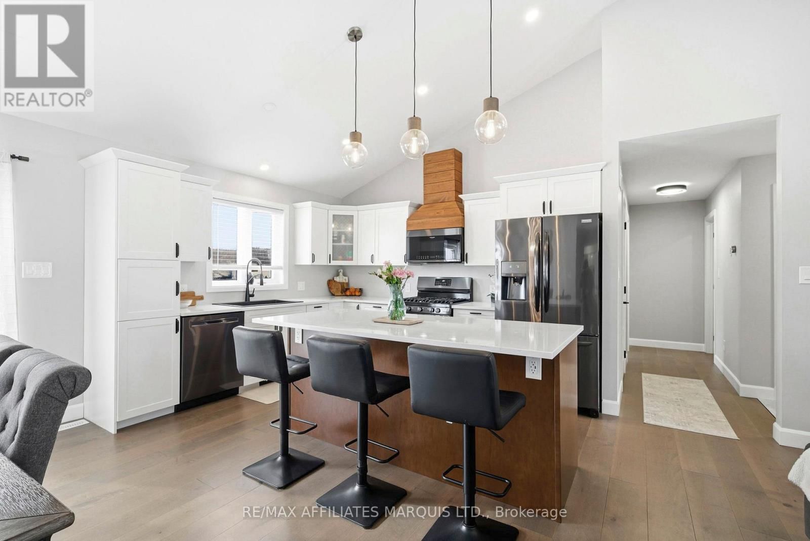 6836 JAMES CRESCENT Image 9