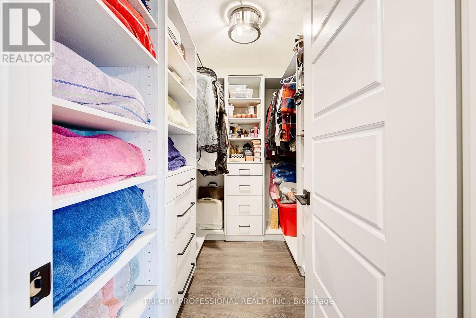 2910 TURNER CRESCENT Image 33