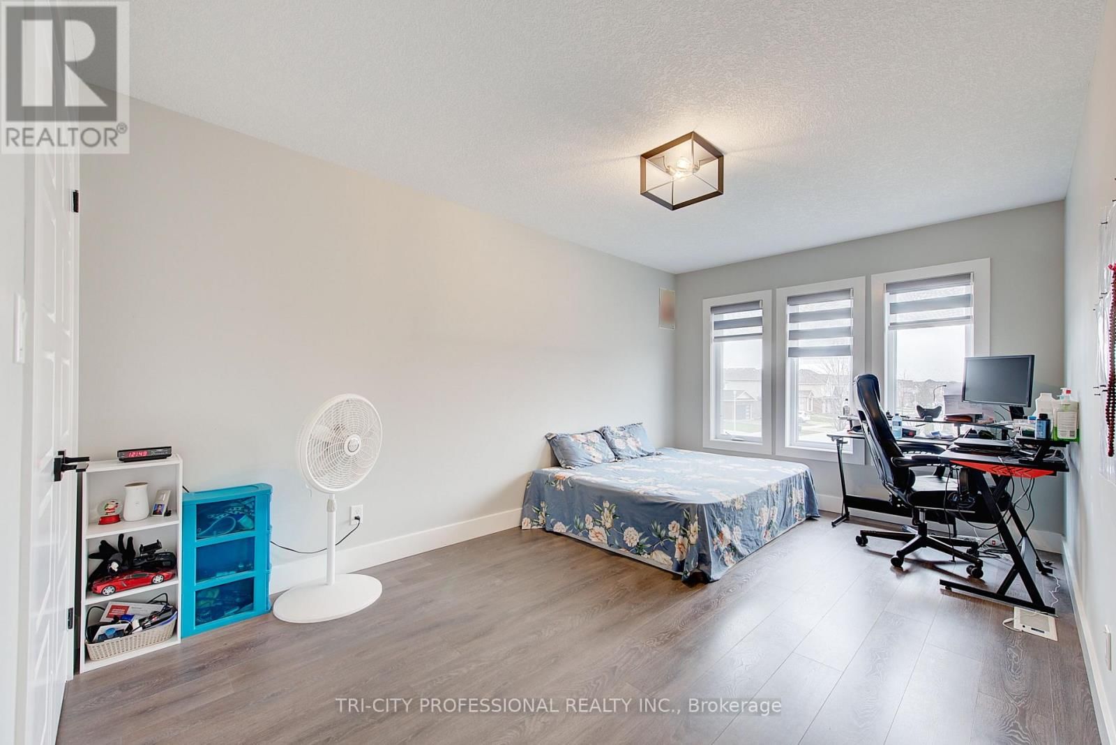 2910 TURNER CRESCENT Image 39