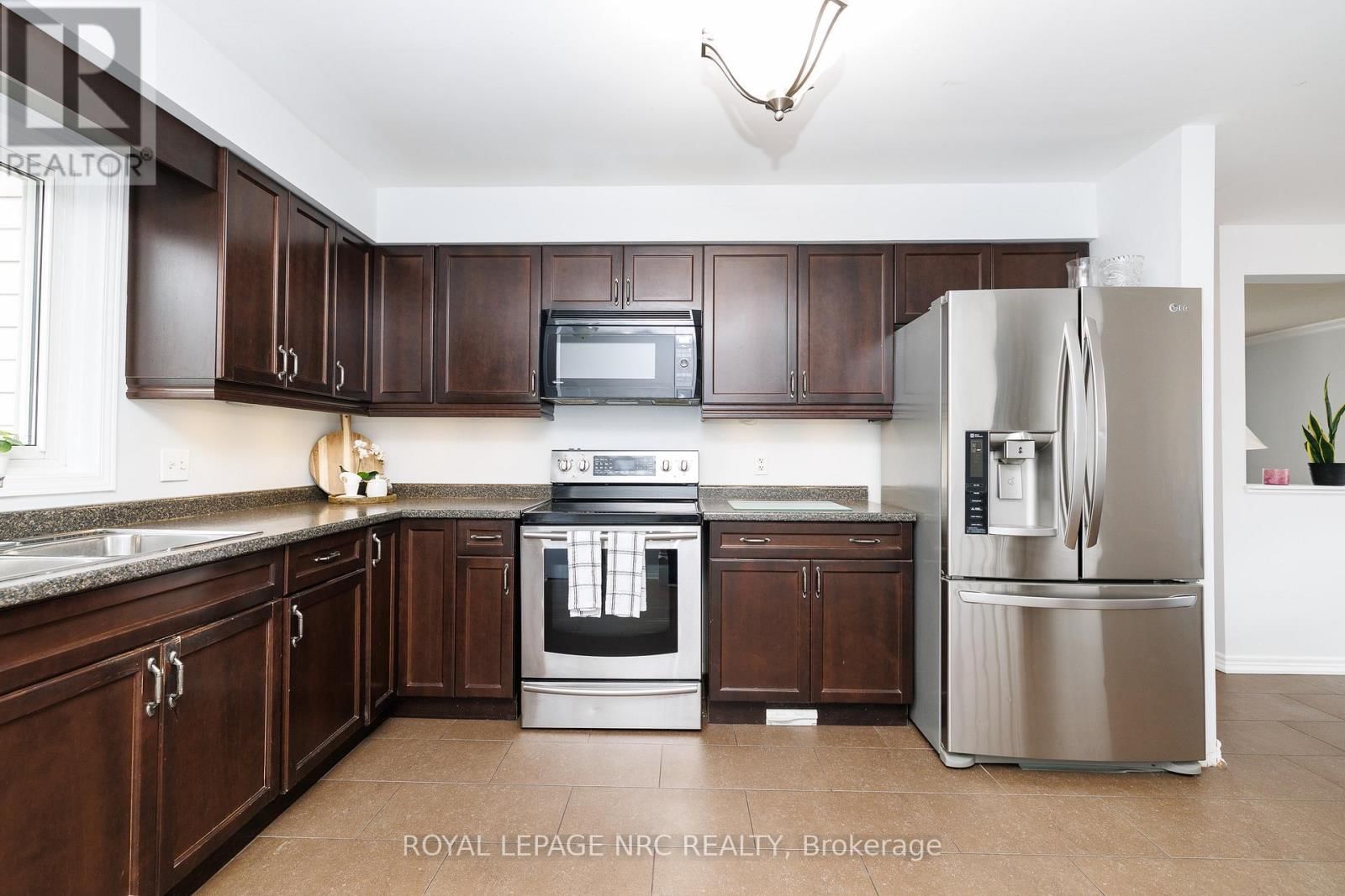 16 LEONARD DRIVE Image 11