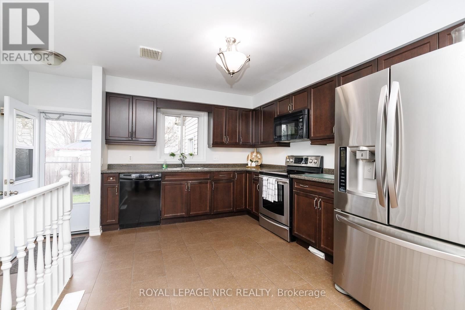 16 LEONARD DRIVE Image 12