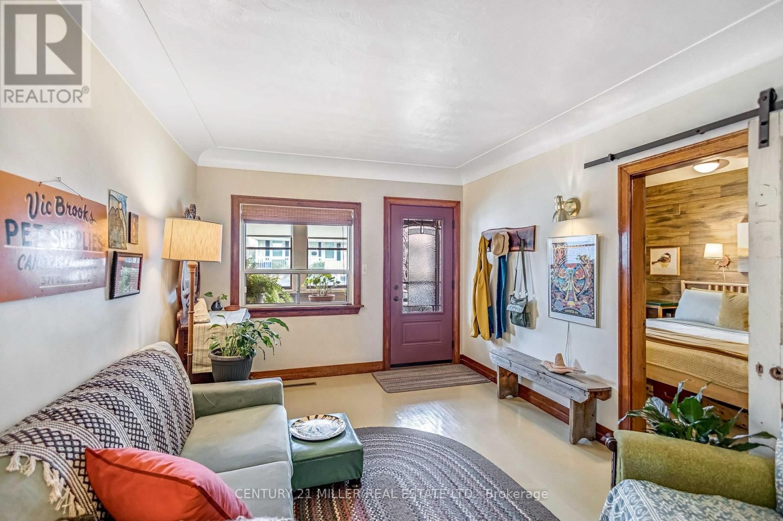 135 MACAULAY STREET EAST Image 4