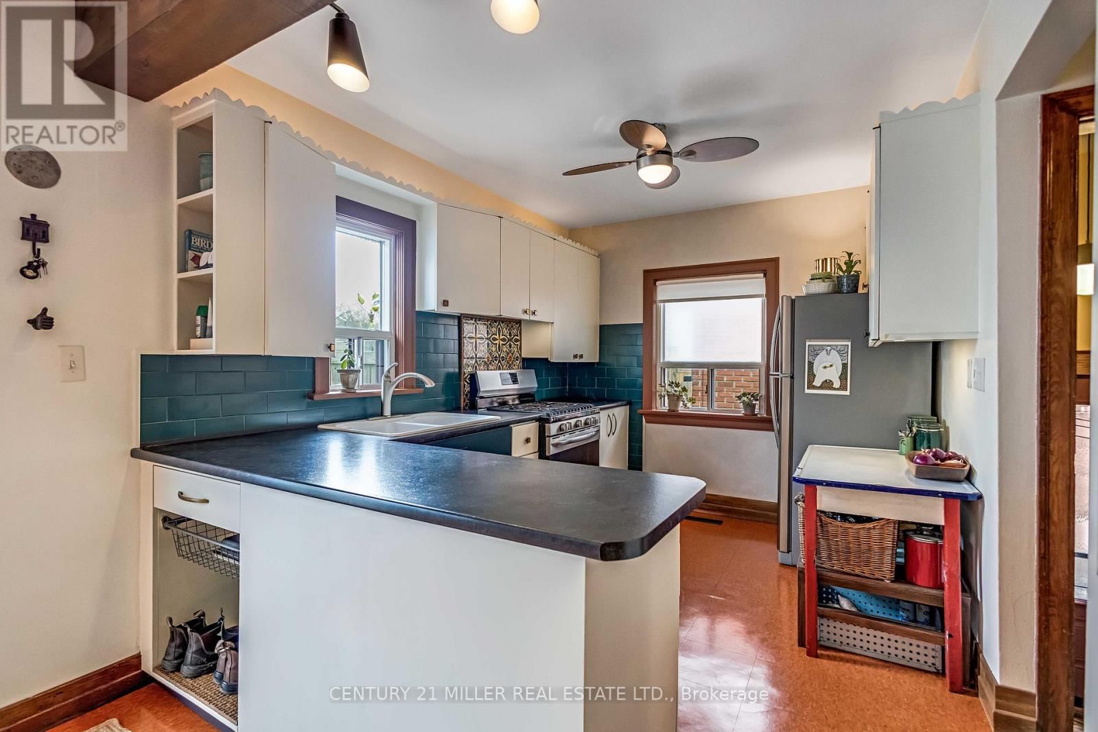 135 MACAULAY STREET EAST Image 9