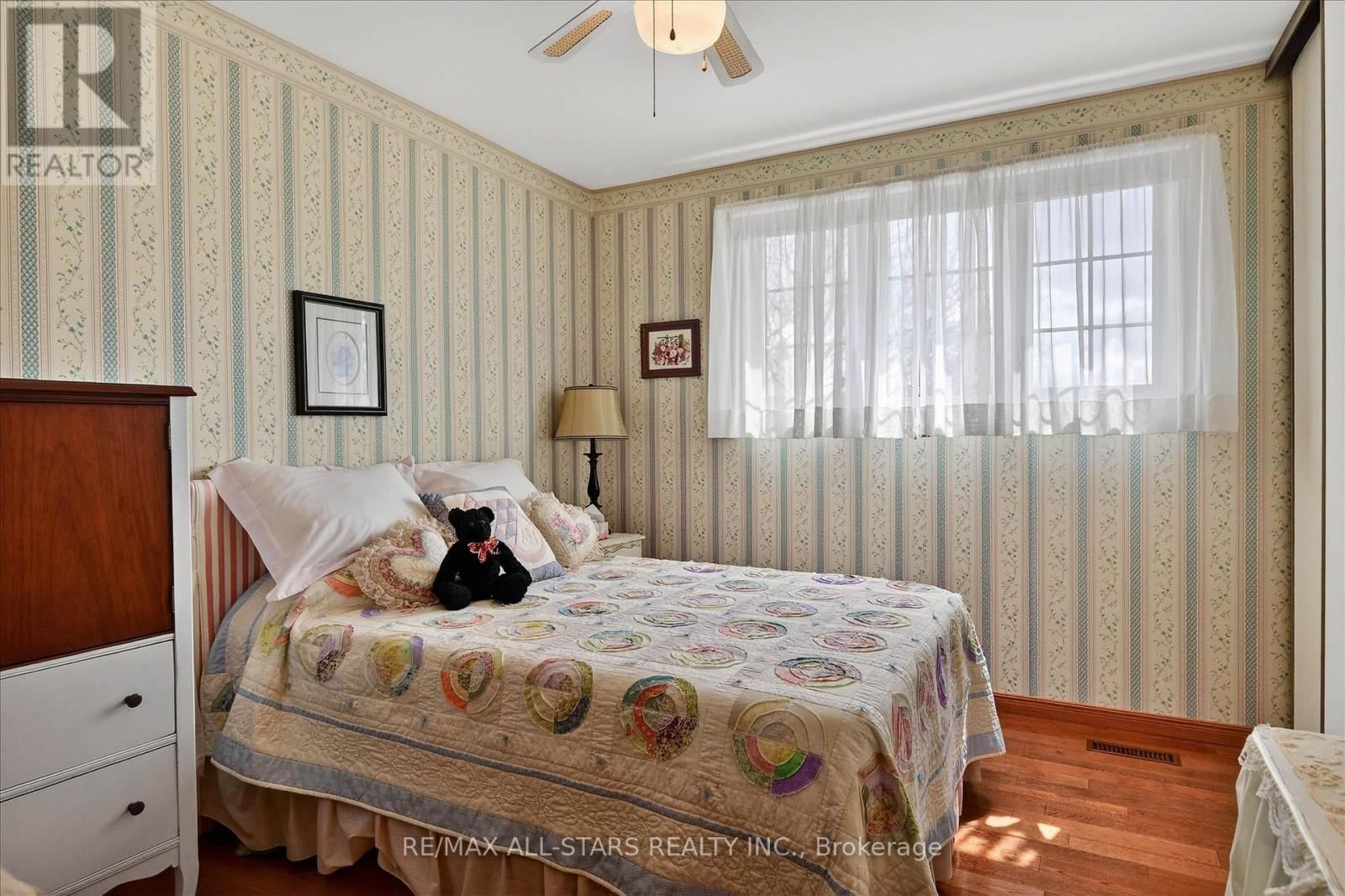 26 APPLEWOOD CRESCENT Image 32