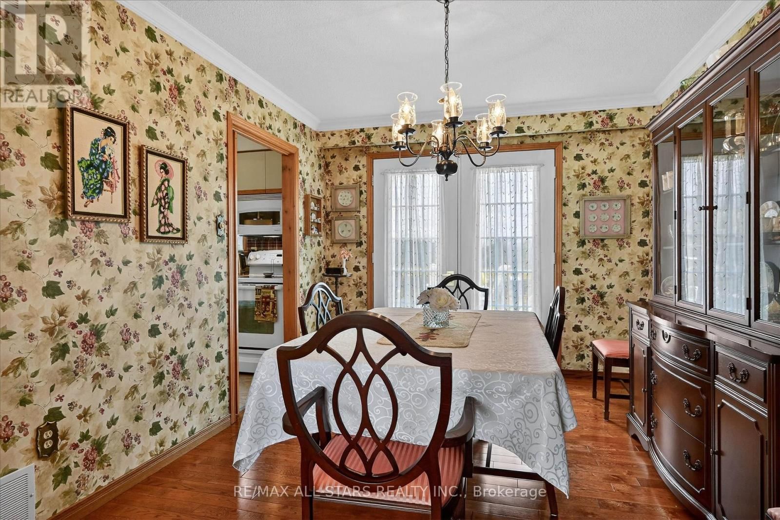 26 APPLEWOOD CRESCENT Image 9