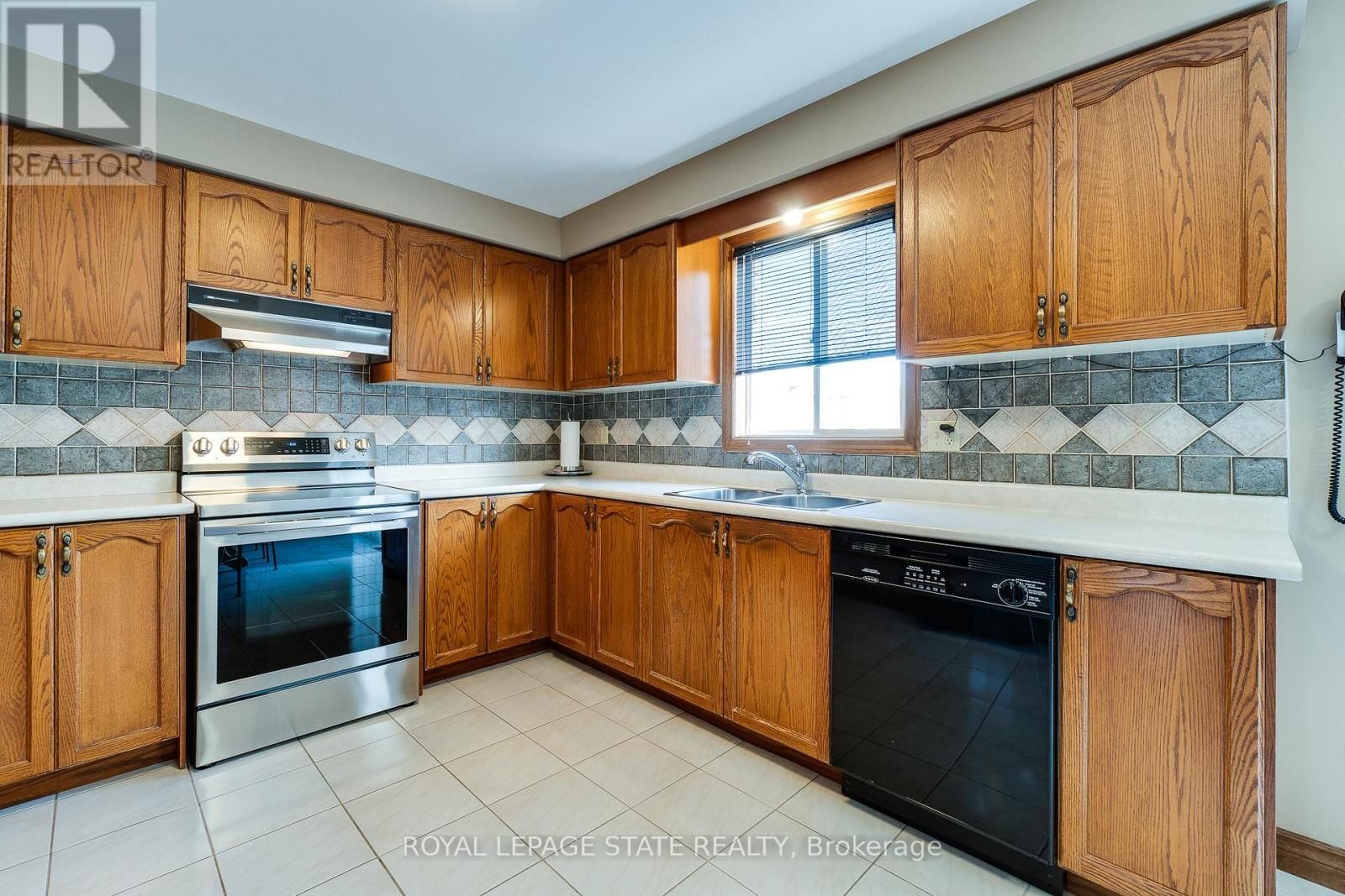 137 NATIONAL DRIVE Image 24