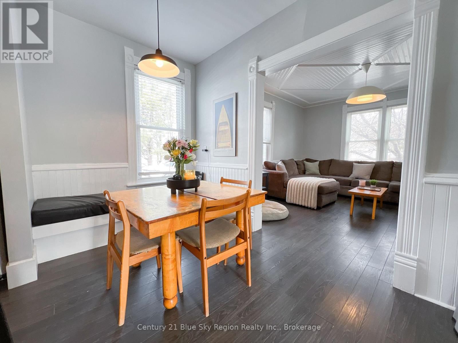 211 EDWARD STREET SOUTH Image 22