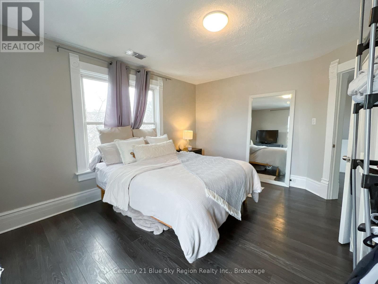 211 EDWARD STREET SOUTH Image 35