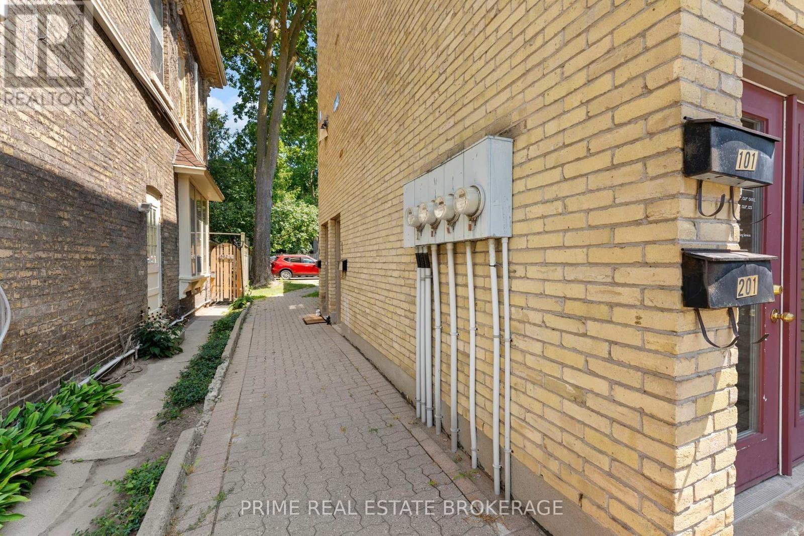 580 WATERLOO STREET Image 40