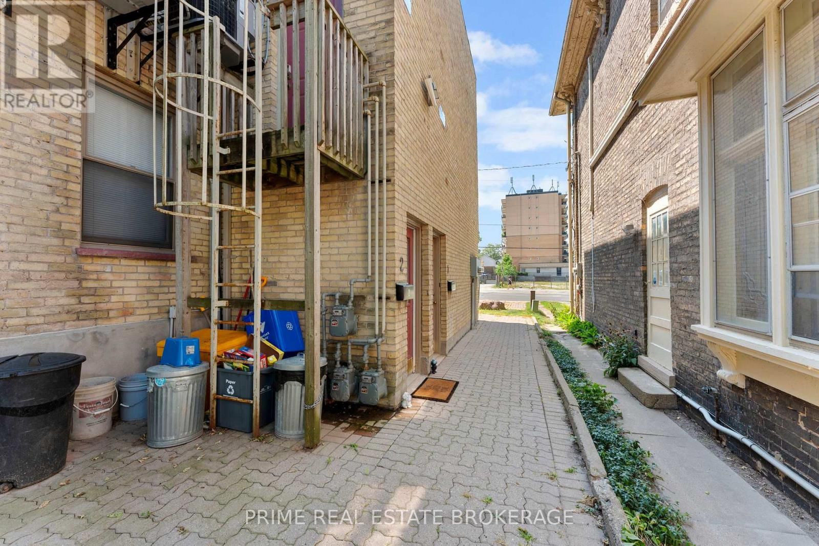 580 WATERLOO STREET Image 42