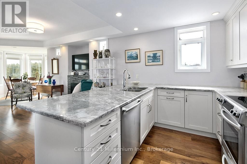 407 - 10 BAY STREET EAST Image 17