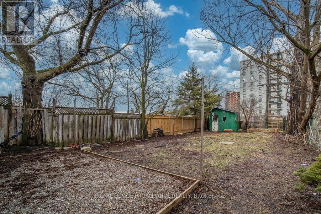 590 MACDONNELL STREET Image 37