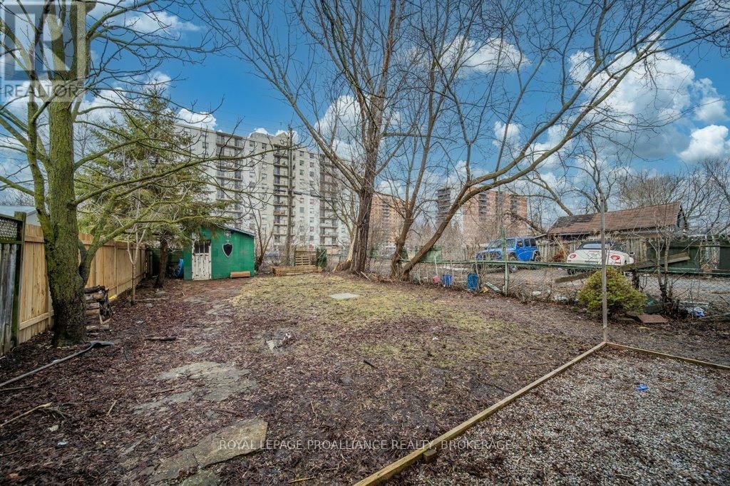 590 MACDONNELL STREET Image 38