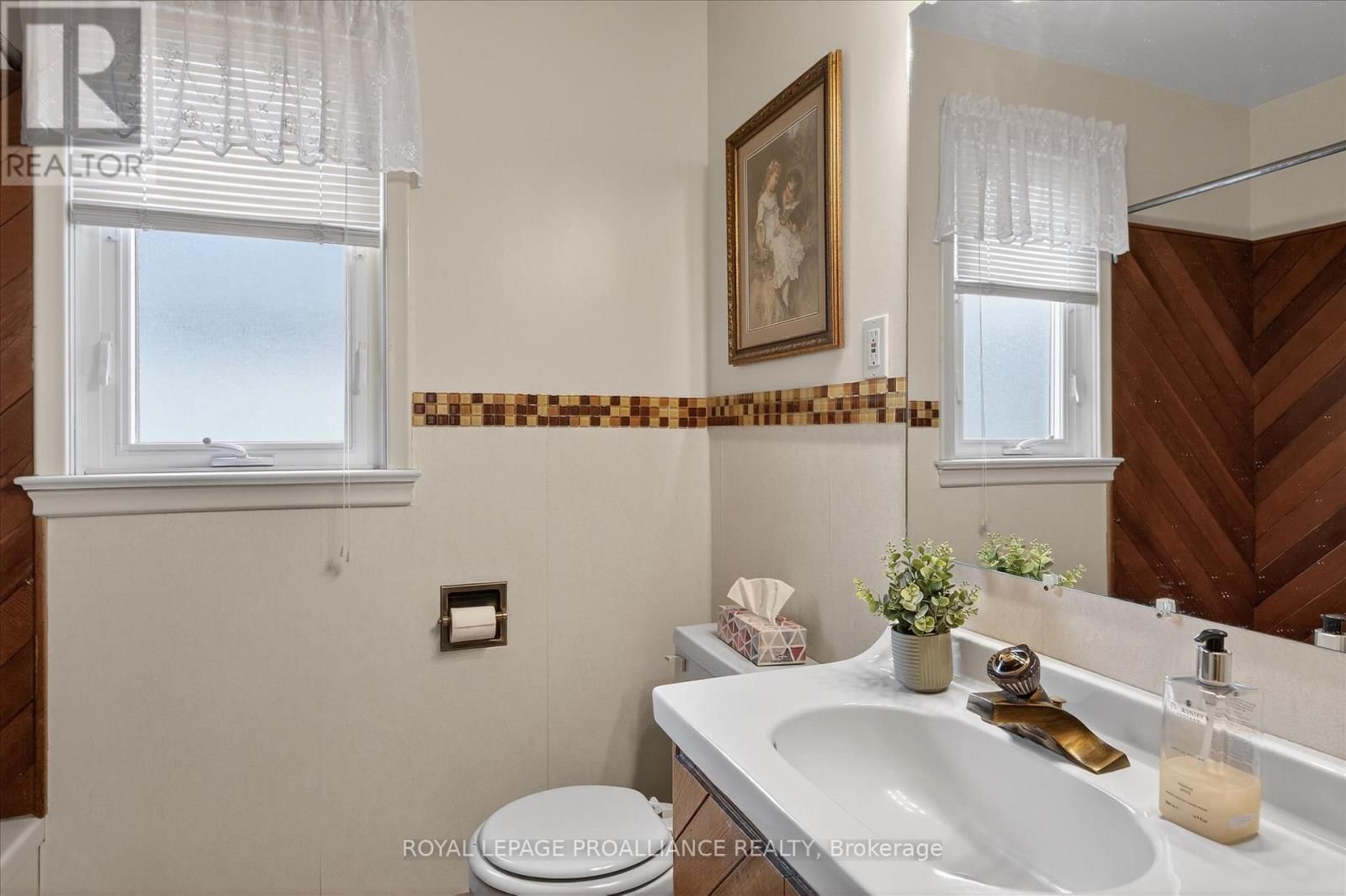 733 CAMERON STREET Image 22