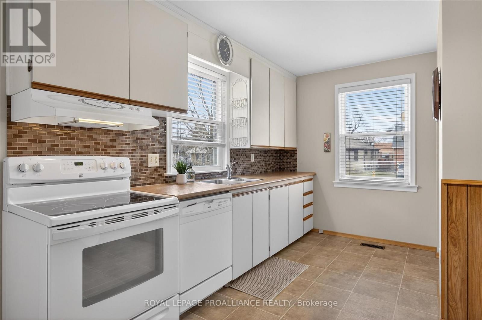 733 CAMERON STREET Image 6